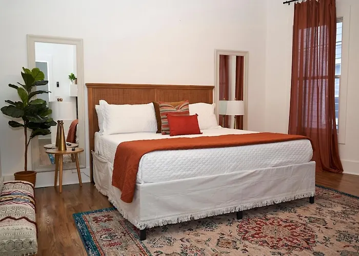 Spacious Retreat Near Downtown, Atl