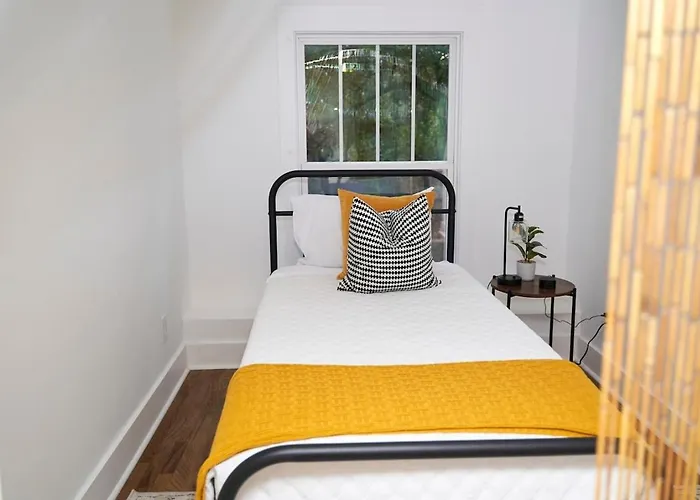 Spacious Retreat Near Downtown, Atl